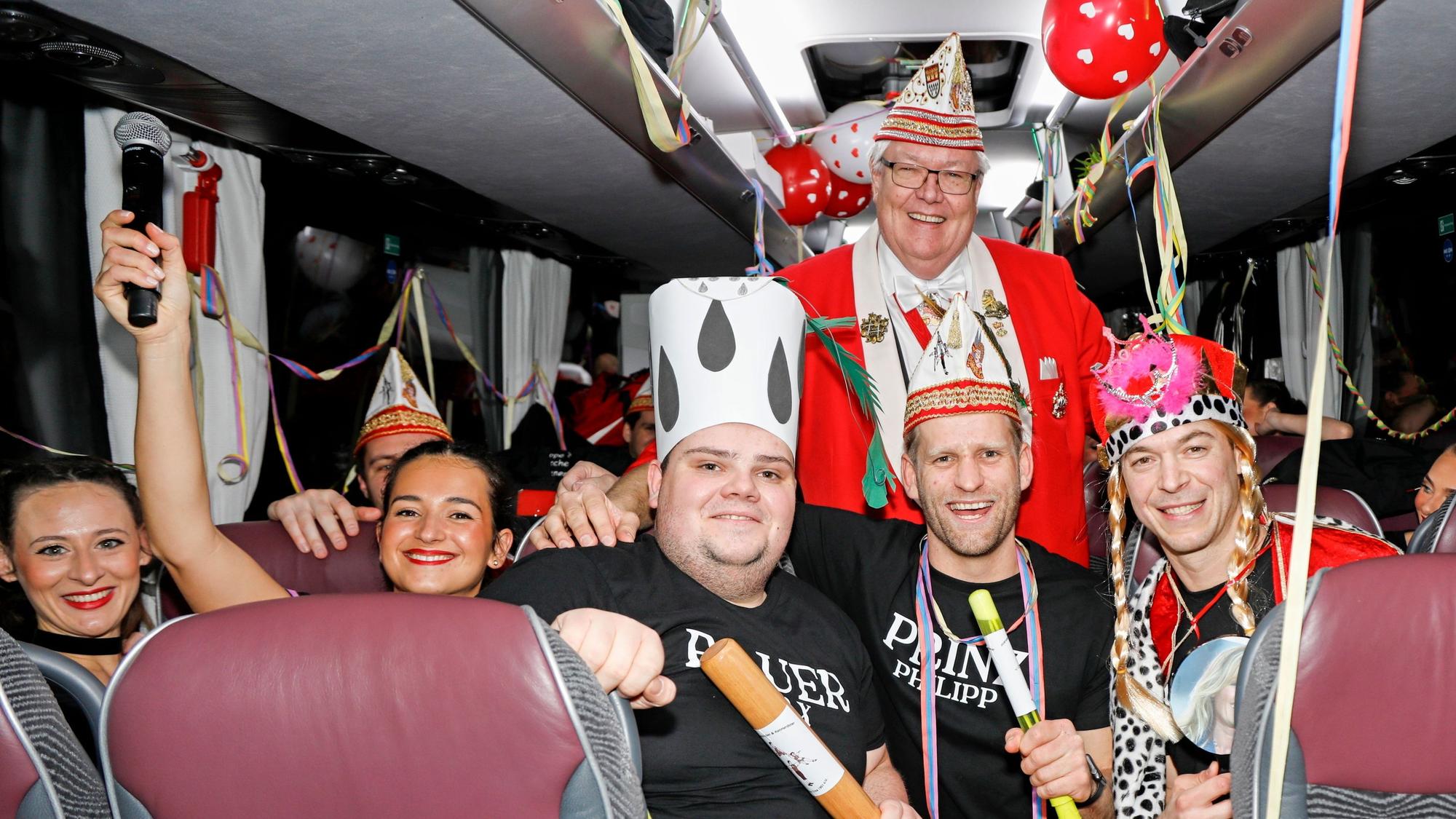 Das Jecke Dreigestirn der Kammerkätzchen und Kammerdiener posiert im Bus.