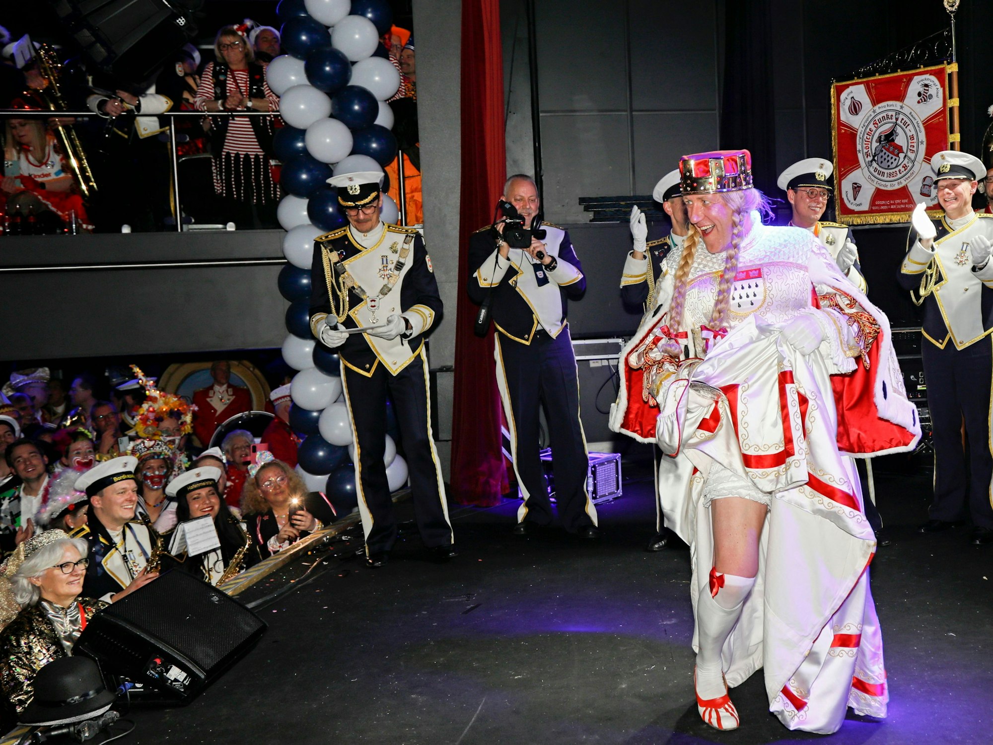 Jungfrau Aggrippina tanzt vor begeistertem Publikum.