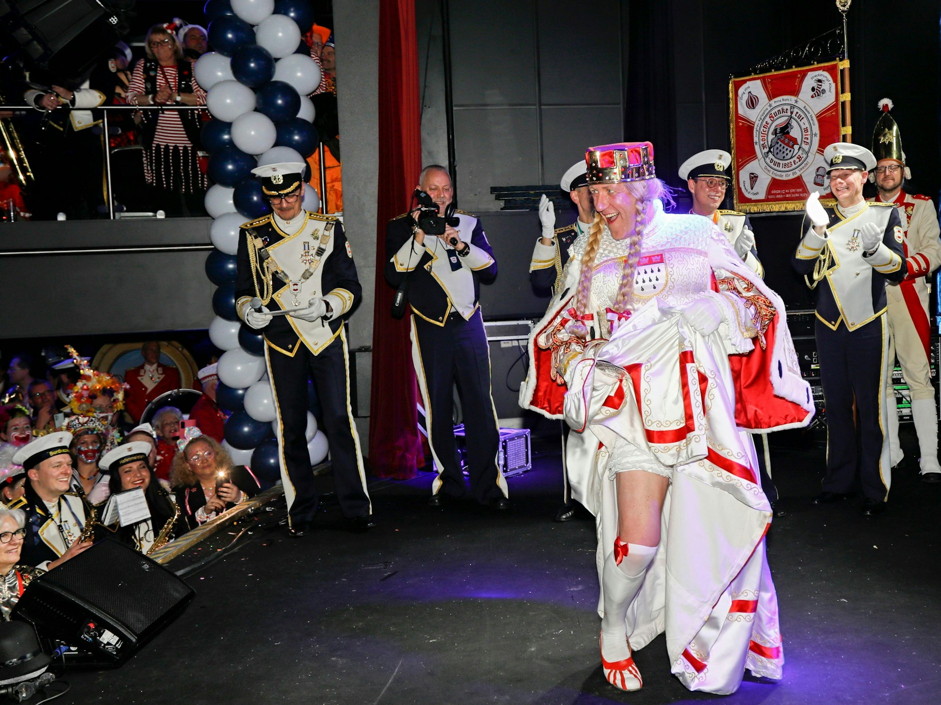 Jungfrau Aggrippina tanzt vor begeistertem Publikum.