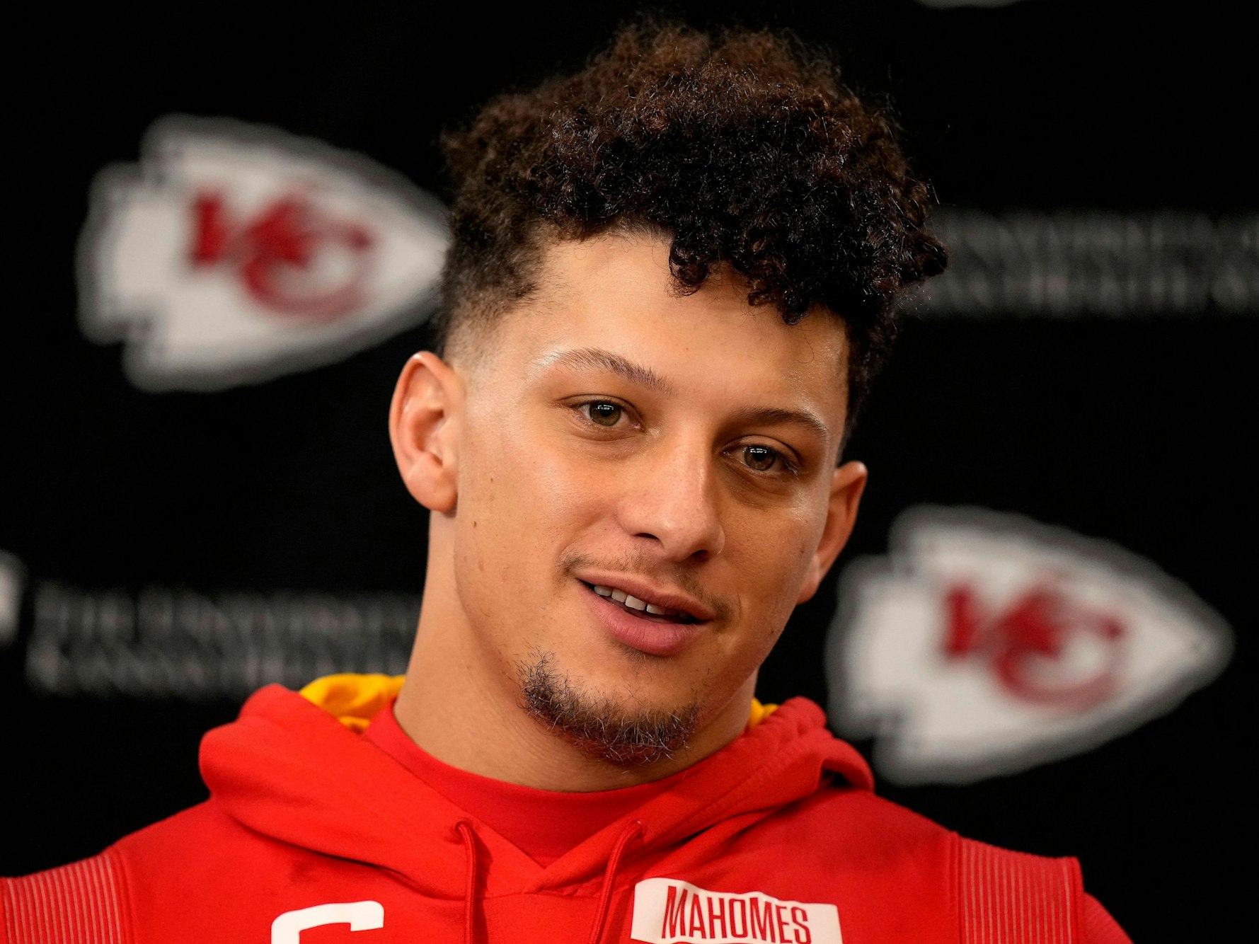 Kansas City Chiefs Quarterback Patrick Mahomes spricht mit den Medien.