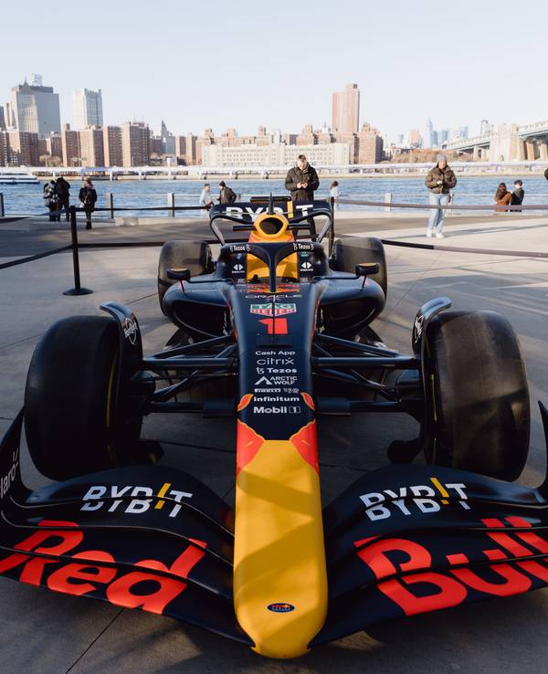 Dezember 2022: Ein Red-Bull-Auto der Formel 1 vor der New Yorker Skyline.
