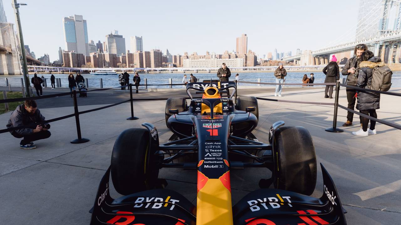 Dezember 2022: Ein Red-Bull-Auto der Formel 1 vor der New Yorker Skyline.