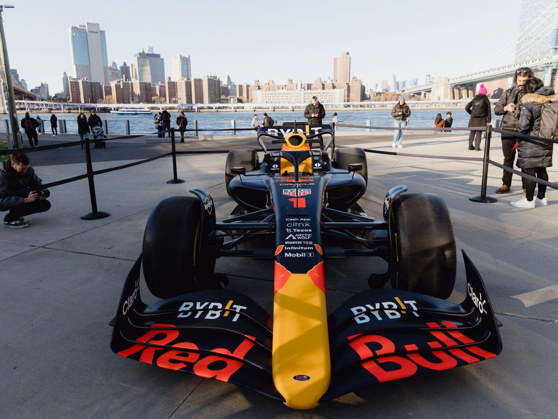 Dezember 2022: Ein Red-Bull-Auto der Formel 1 vor der New Yorker Skyline.