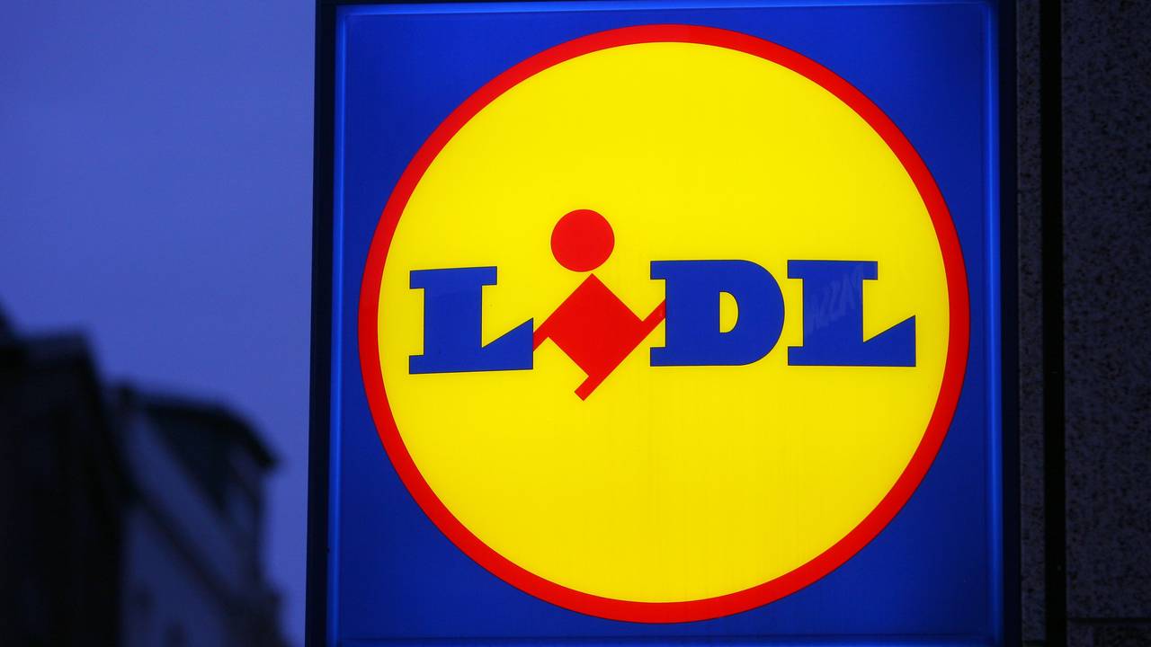 Blick auf die leuchtende Werbung vor einem Markt des Discounters Lidl in Rostock, aufgenommen am 11. November 2009.