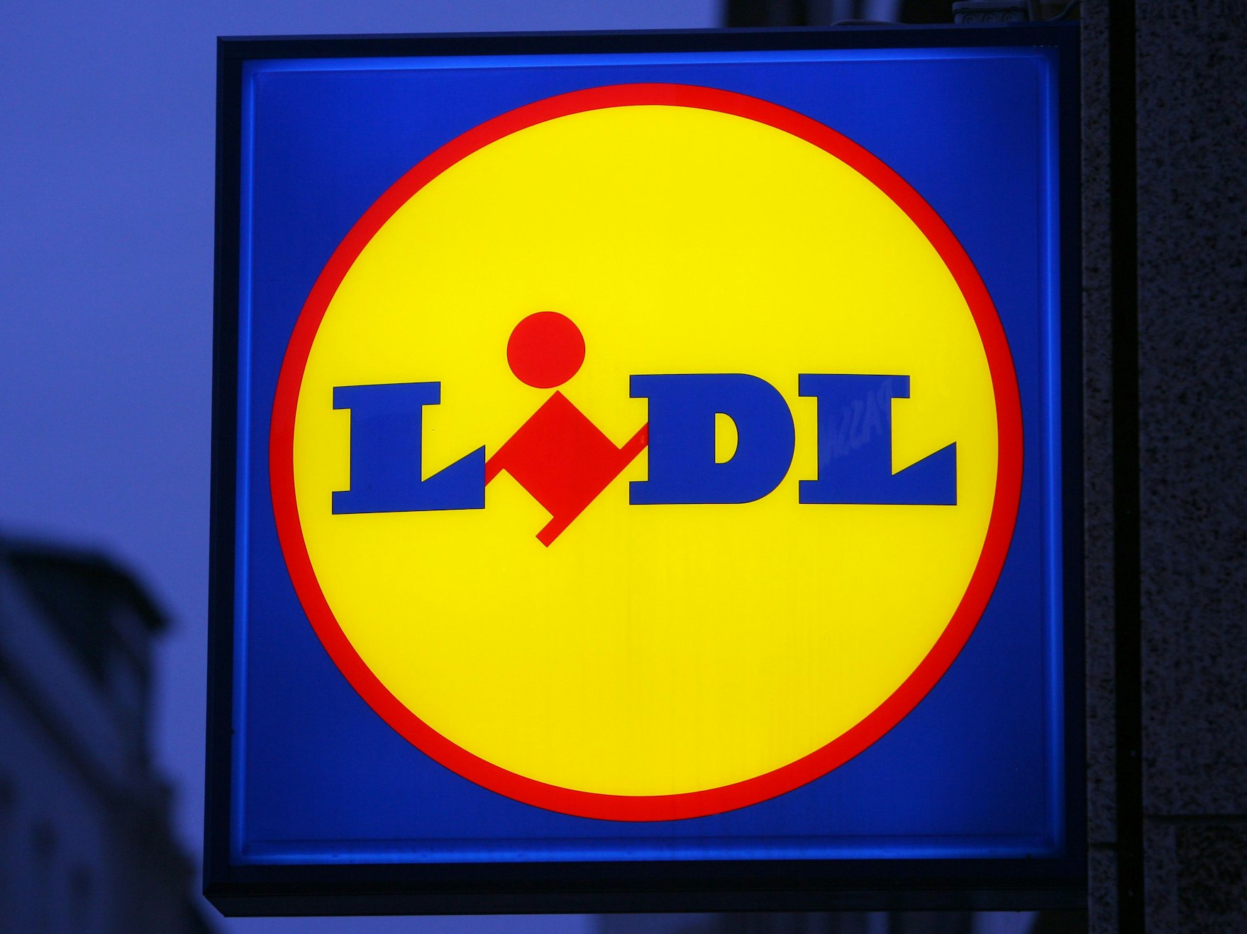 Blick auf die leuchtende Werbung vor einem Markt des Discounters Lidl in Rostock, aufgenommen am 11. November 2009.