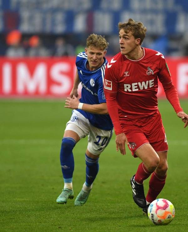 Timo Hübers dribbelt mit dem Ball.