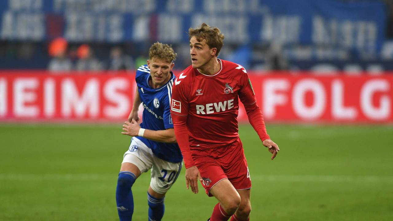 Timo Hübers dribbelt mit dem Ball.