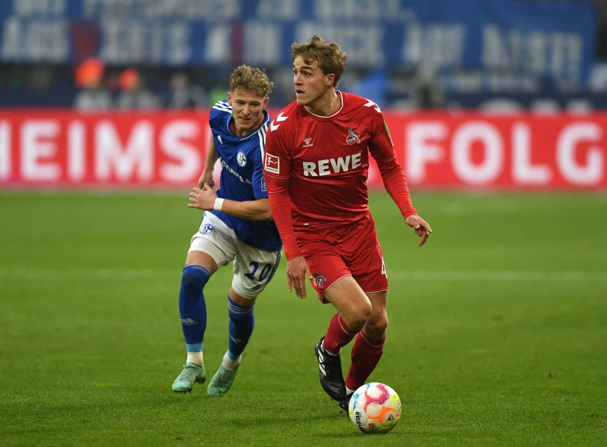 Timo Hübers dribbelt mit dem Ball.