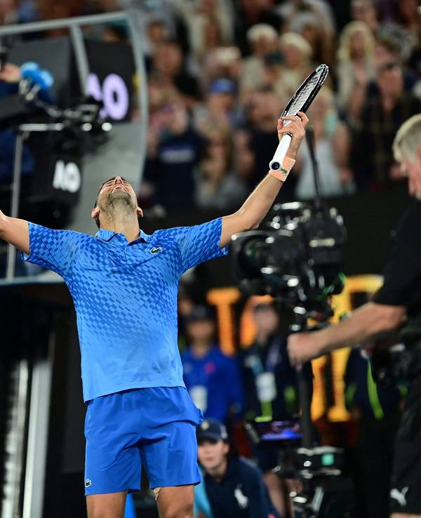 Novak Djokovic schaut gen Himmel.