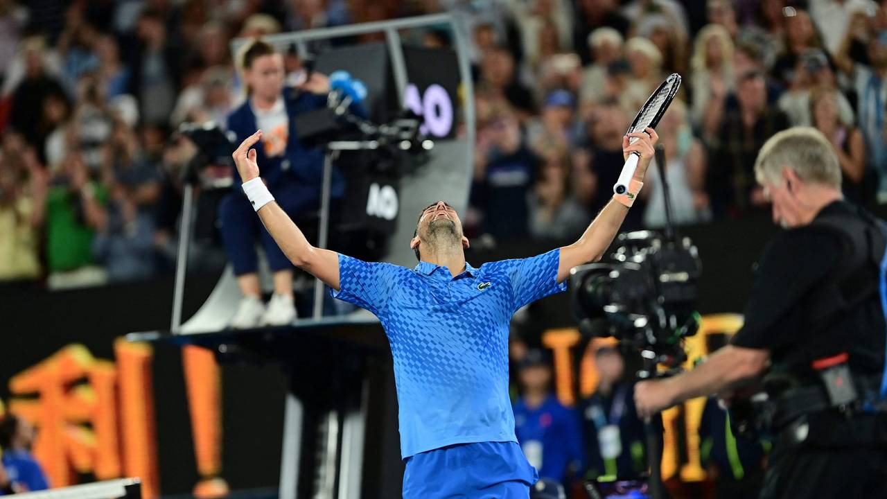 Novak Djokovic schaut gen Himmel.