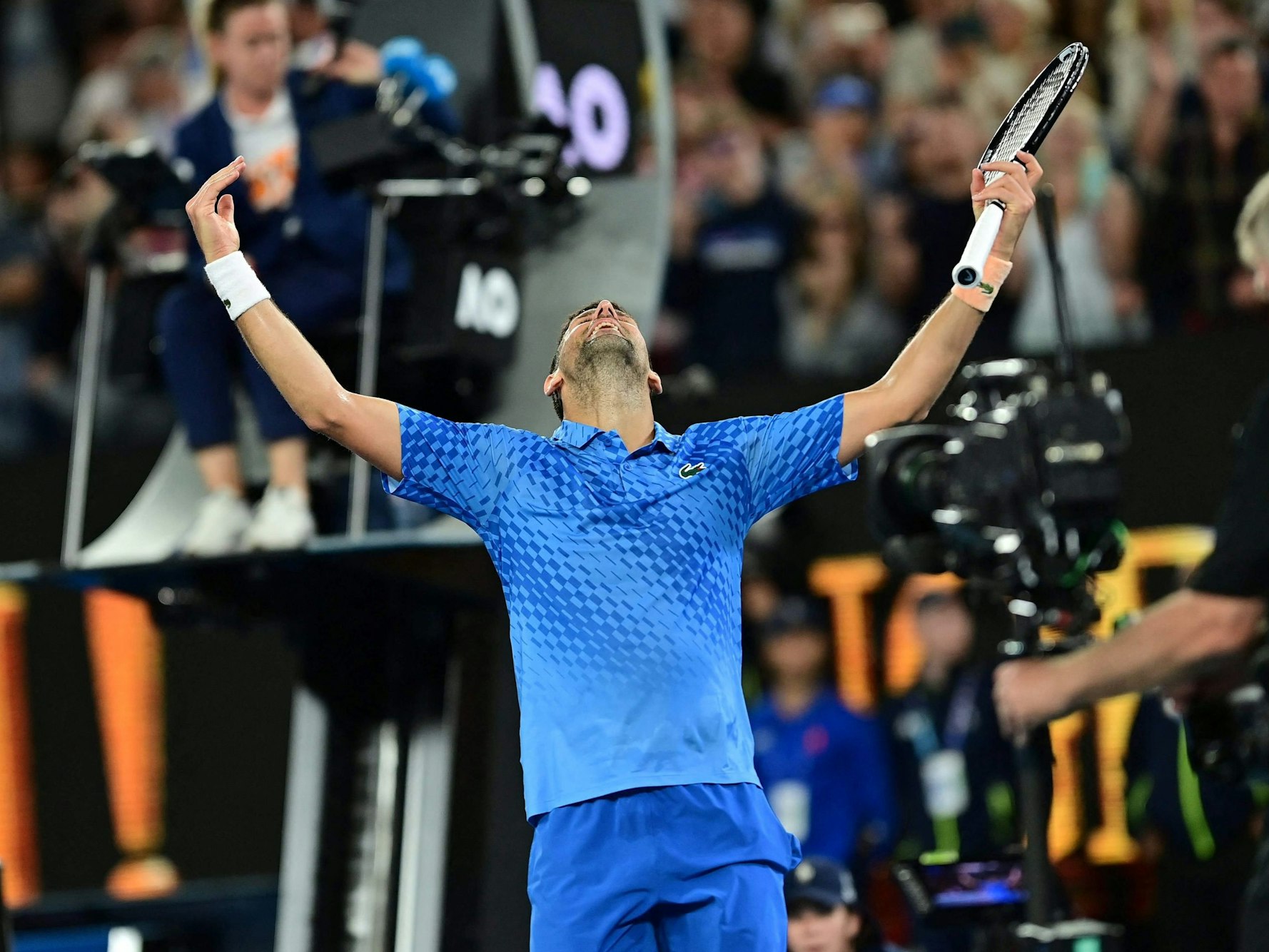 Novak Djokovic schaut gen Himmel.