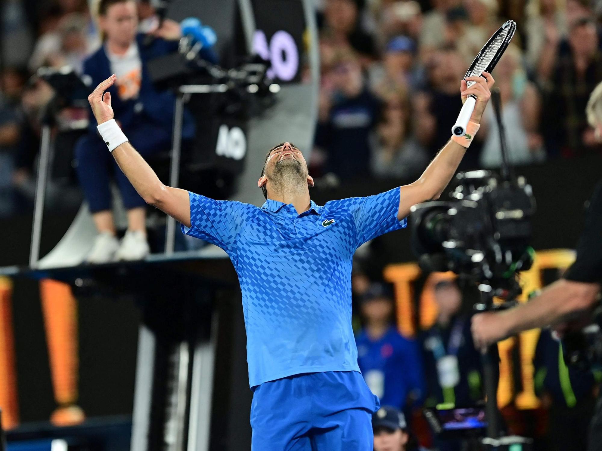 Novak Djokovic schaut gen Himmel.