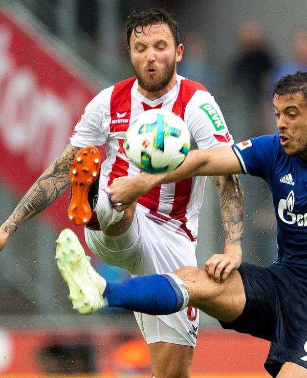 1. FC Köln gegen FC Schalke 04 im Rhein-Energie-Stadion im April 2018: Kölns Marco Höger (l) und Schalkes Franco Di Santo kämpfen um den Ball.