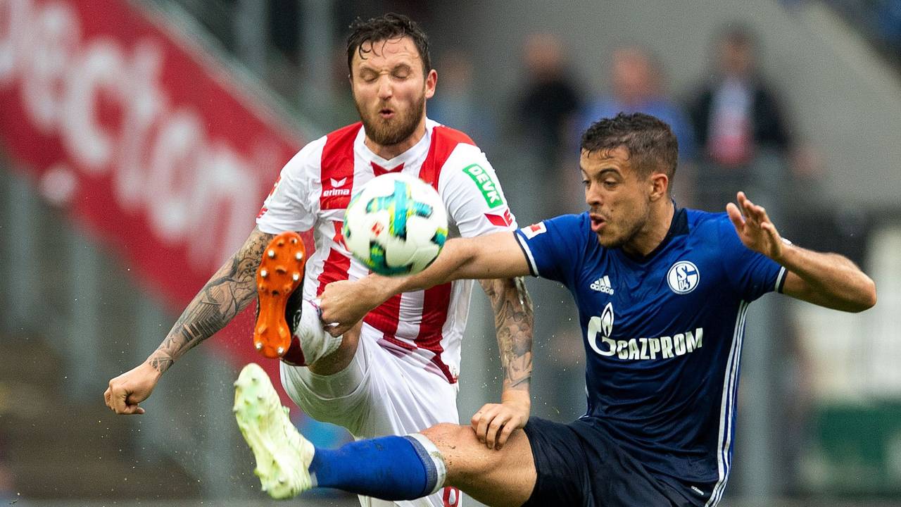 1. FC Köln gegen FC Schalke 04 im Rhein-Energie-Stadion im April 2018: Kölns Marco Höger (l) und Schalkes Franco Di Santo kämpfen um den Ball.