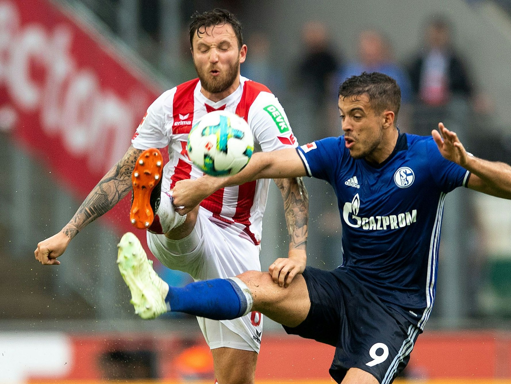 1. FC Köln gegen FC Schalke 04 im Rhein-Energie-Stadion im April 2018: Kölns Marco Höger (l) und Schalkes Franco Di Santo kämpfen um den Ball.