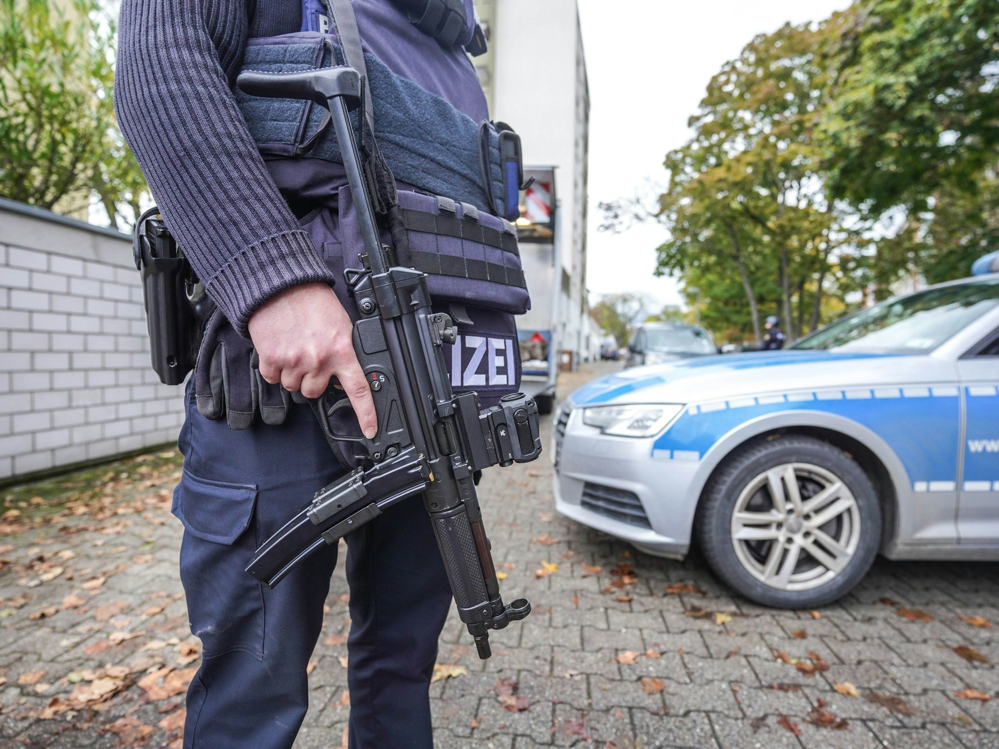 Ein Polizist mit Maschinenpistole.