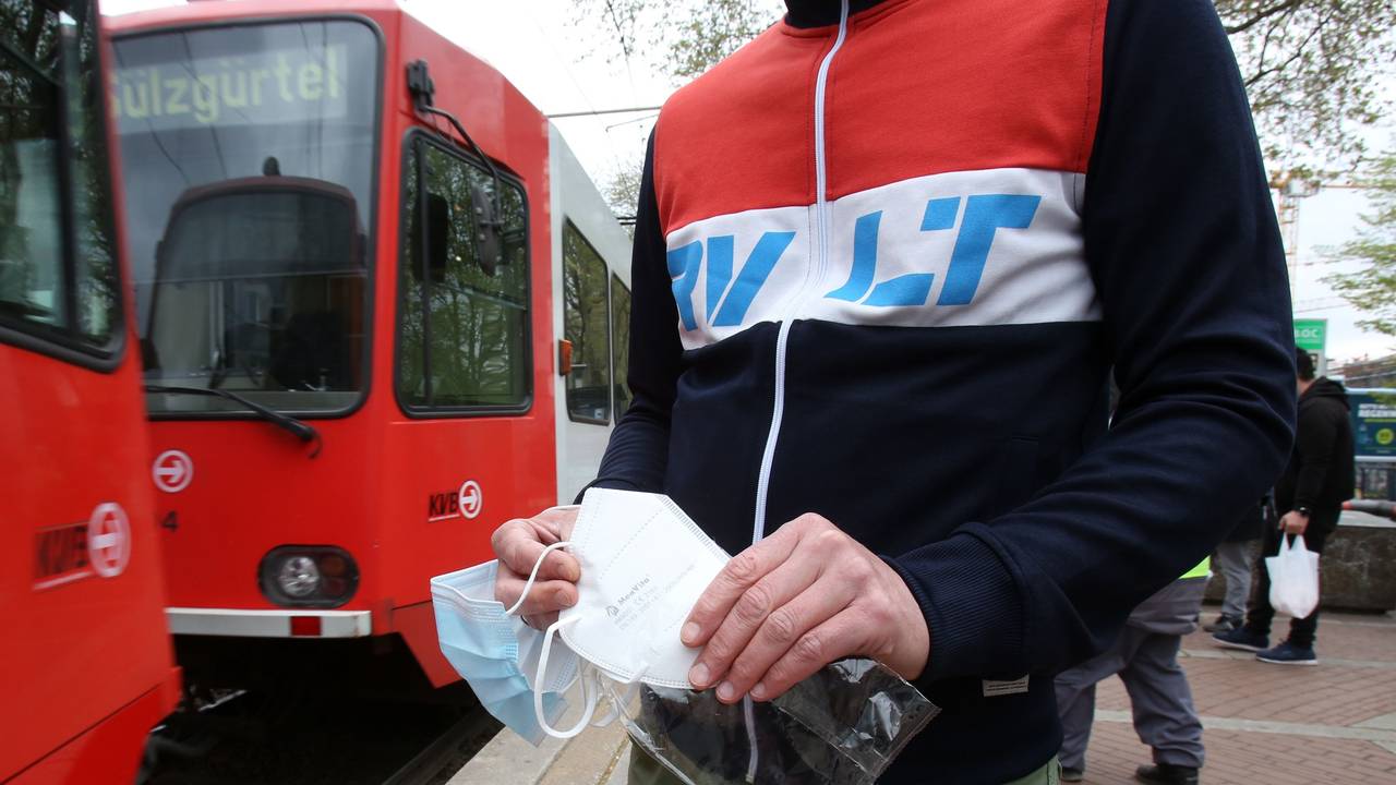 Ein KVB-Kunde hält eine FFP2-Maske in den Händen.