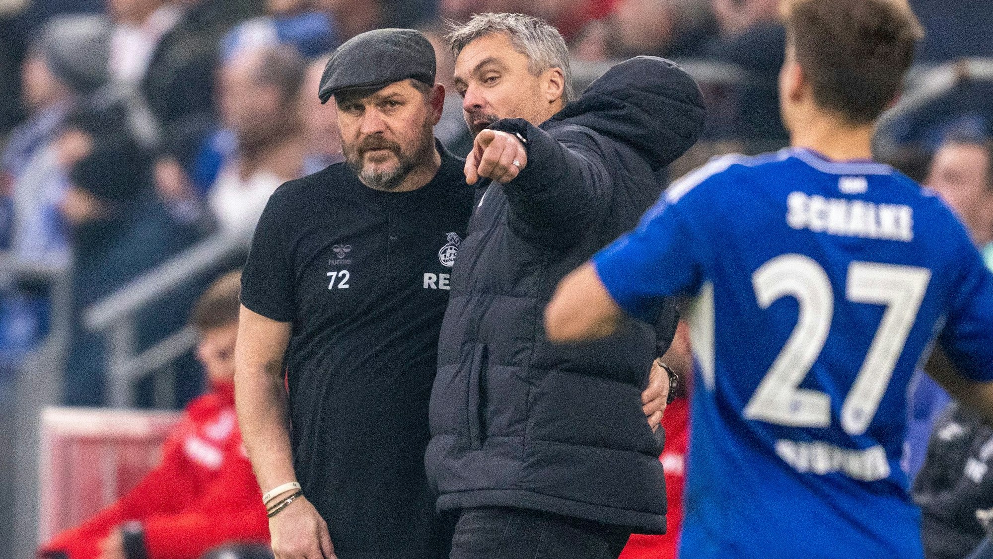 Steffen Baumgart tauscht sich beim Bundesliga-Spiel FC Schalke 04 gegen 1. FC Köln mit Thomas Reis aus.