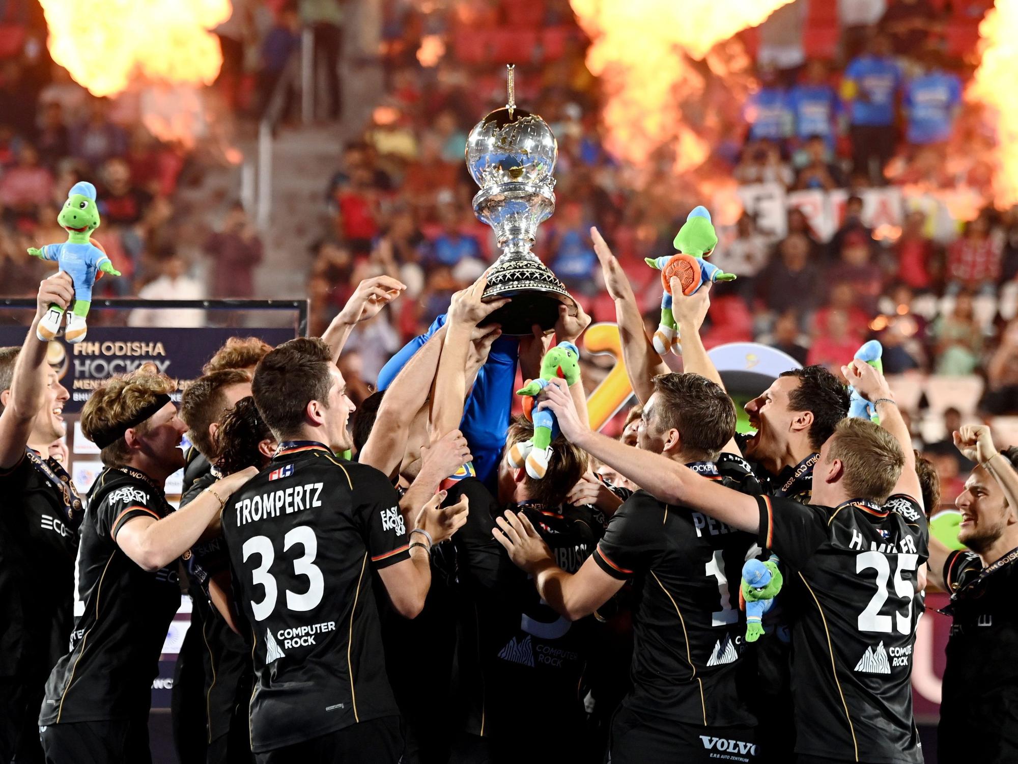 Hockey-WM: Deutschland feiert nach dem Sieg gegen Belgien den Titelgewinn.