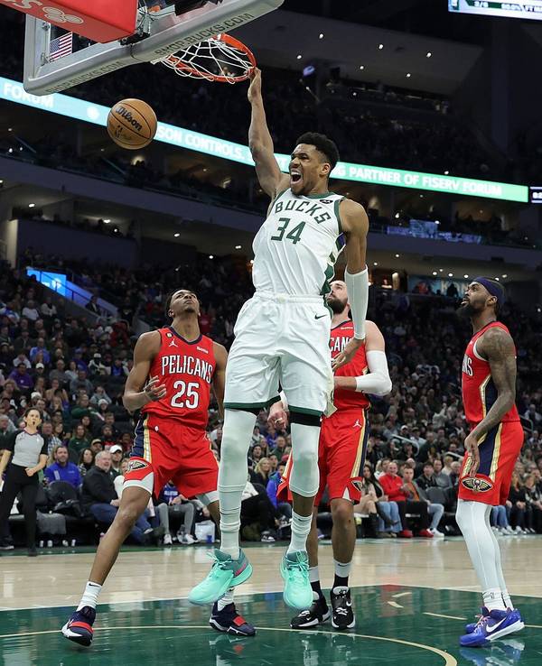 Superstar Giannis Antetokounmpo (M.) trifft für die Bucks per Dunk und jubelt.