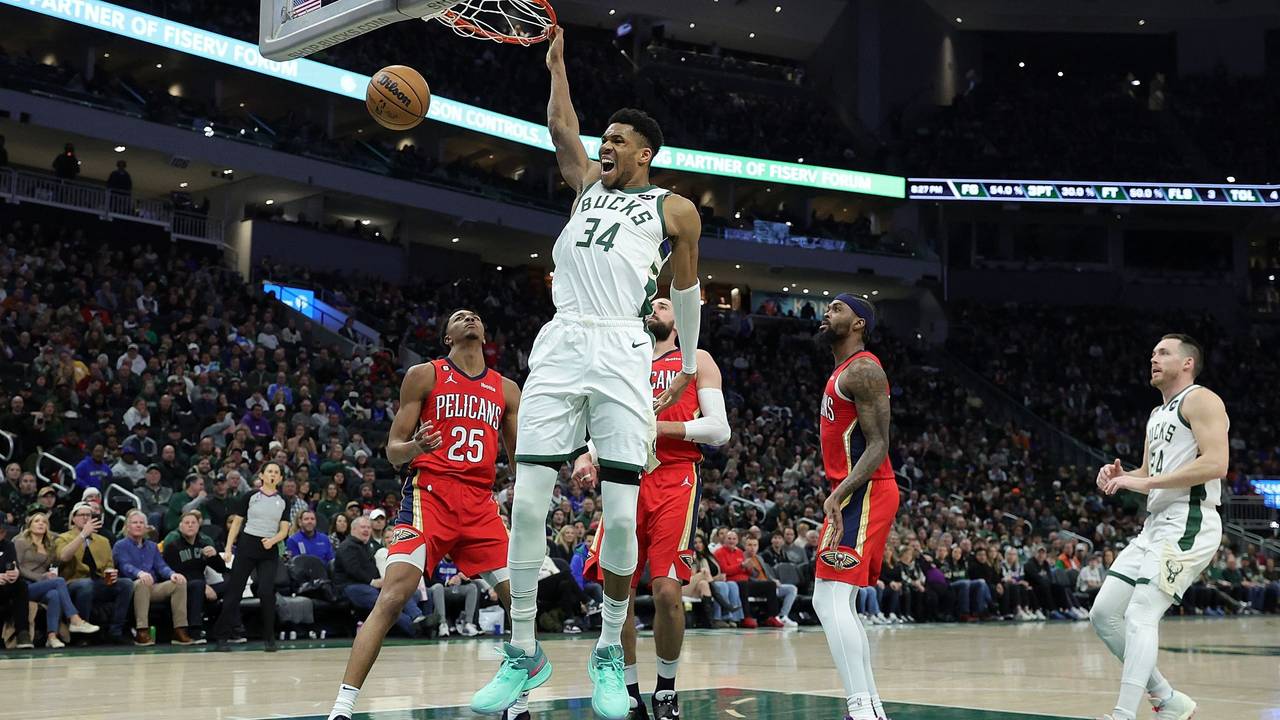 Superstar Giannis Antetokounmpo (M.) trifft für die Bucks per Dunk und jubelt.