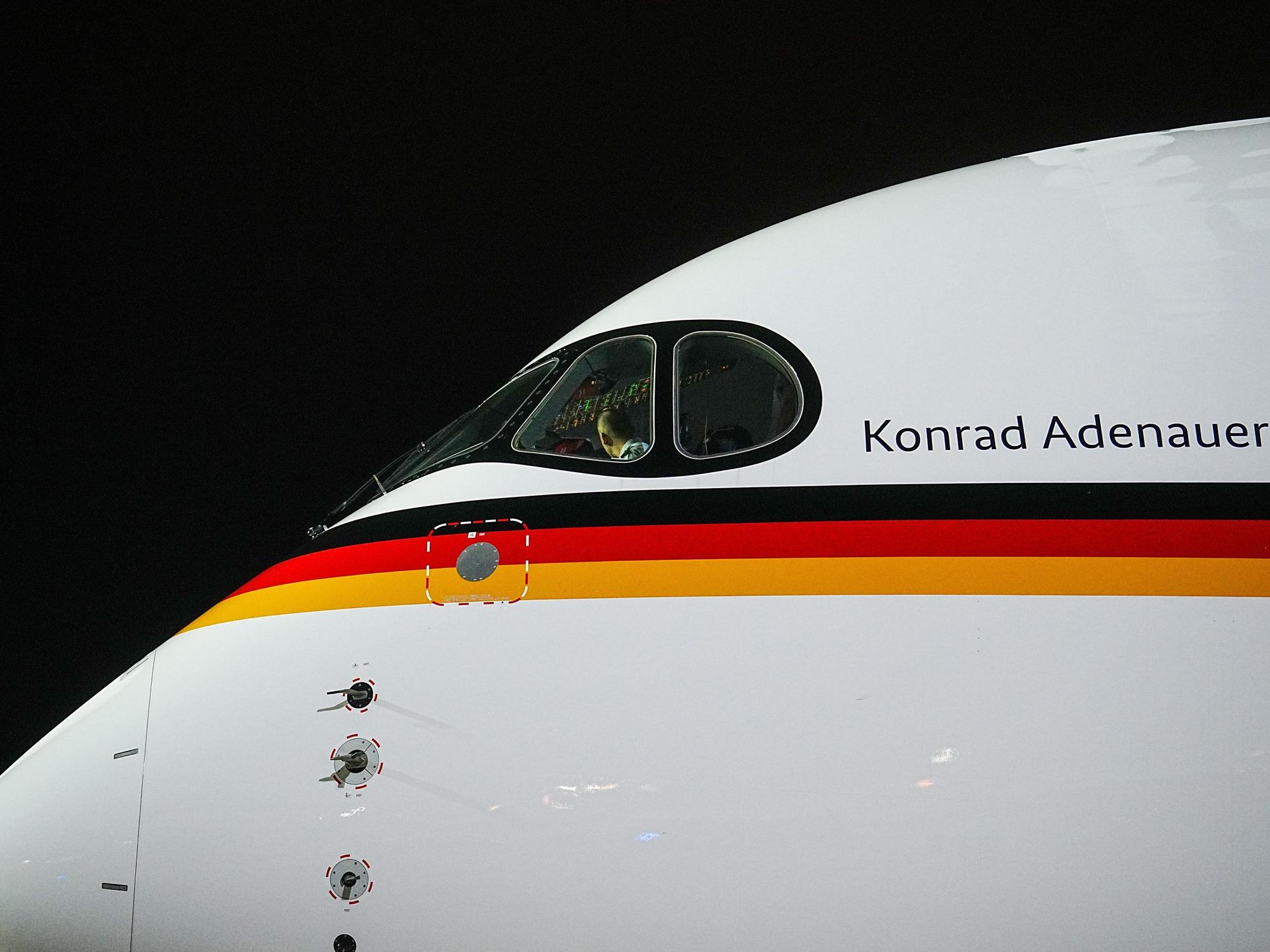 Der neue Airbus A350 „Konrad Adenauer“ steht am 28. Januar 2023 auf dem militärischen Teil des Flughafens Berlin-Brandenburg (BER).