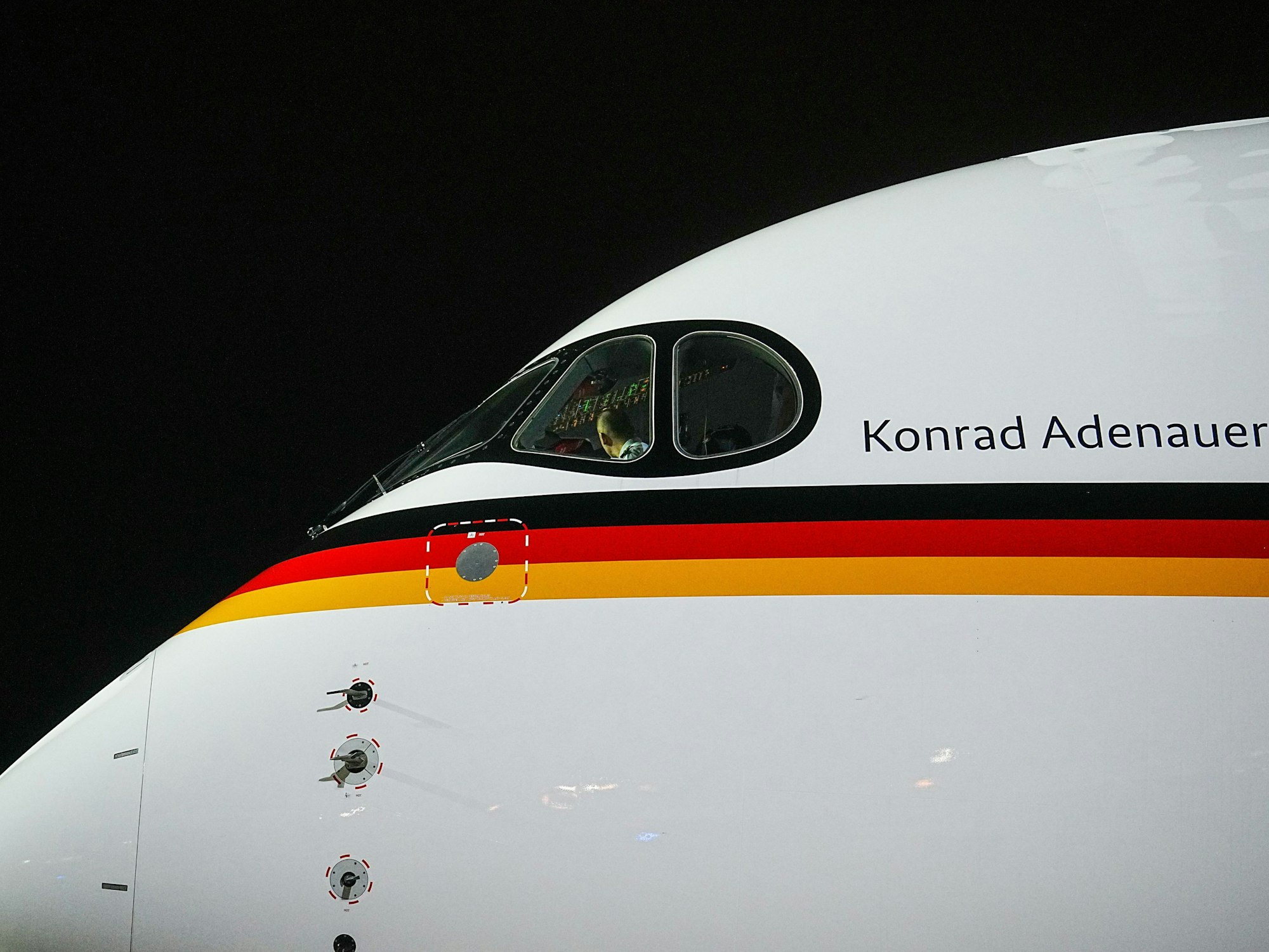 Der neue Airbus A350 „Konrad Adenauer“ steht am 28. Januar 2023 auf dem militärischen Teil des Flughafens Berlin-Brandenburg (BER).