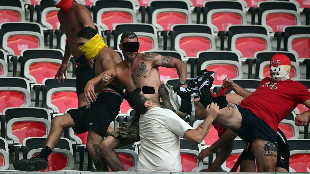 Gewalt-Szenen auf der Tribüne im Stadion von Nizza vor dem Spiel in der Conference League gegen den 1. FC Köln.