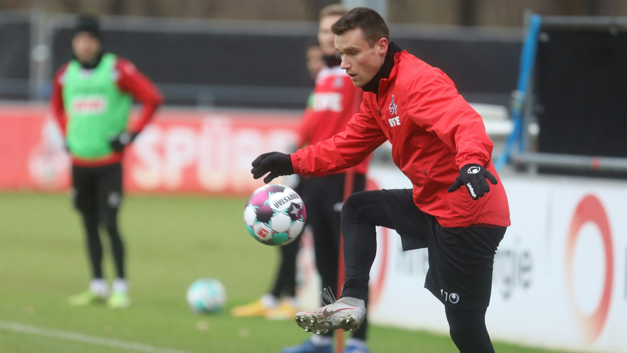 Christian Clemens nimmt im Training des 1. FC Köln einen Ball an.