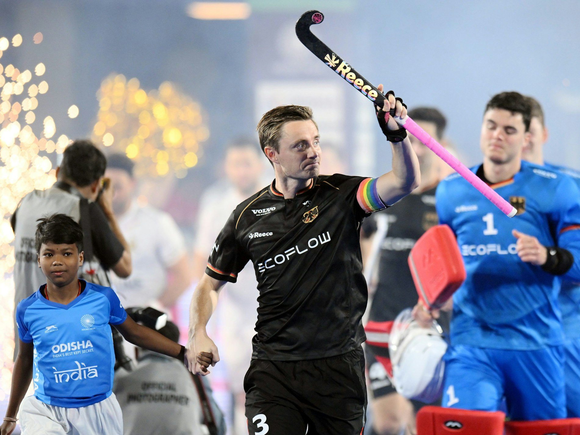 Deutschland Mats Grambusch (M.) winkt mit dem Schläger in der Hand Richtung Fans.