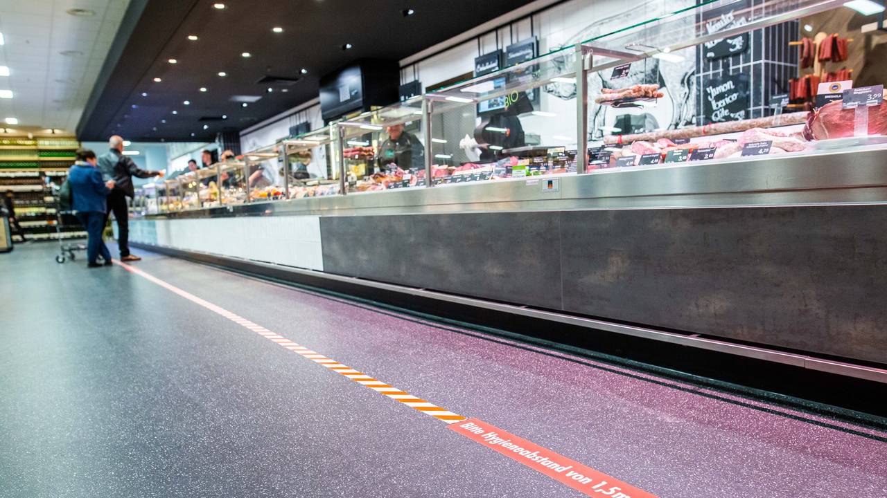 Blick auf die Fleisch- und Wursttheke eines Supermarktes in Rheinfelden (Archivbild vom März 2020).