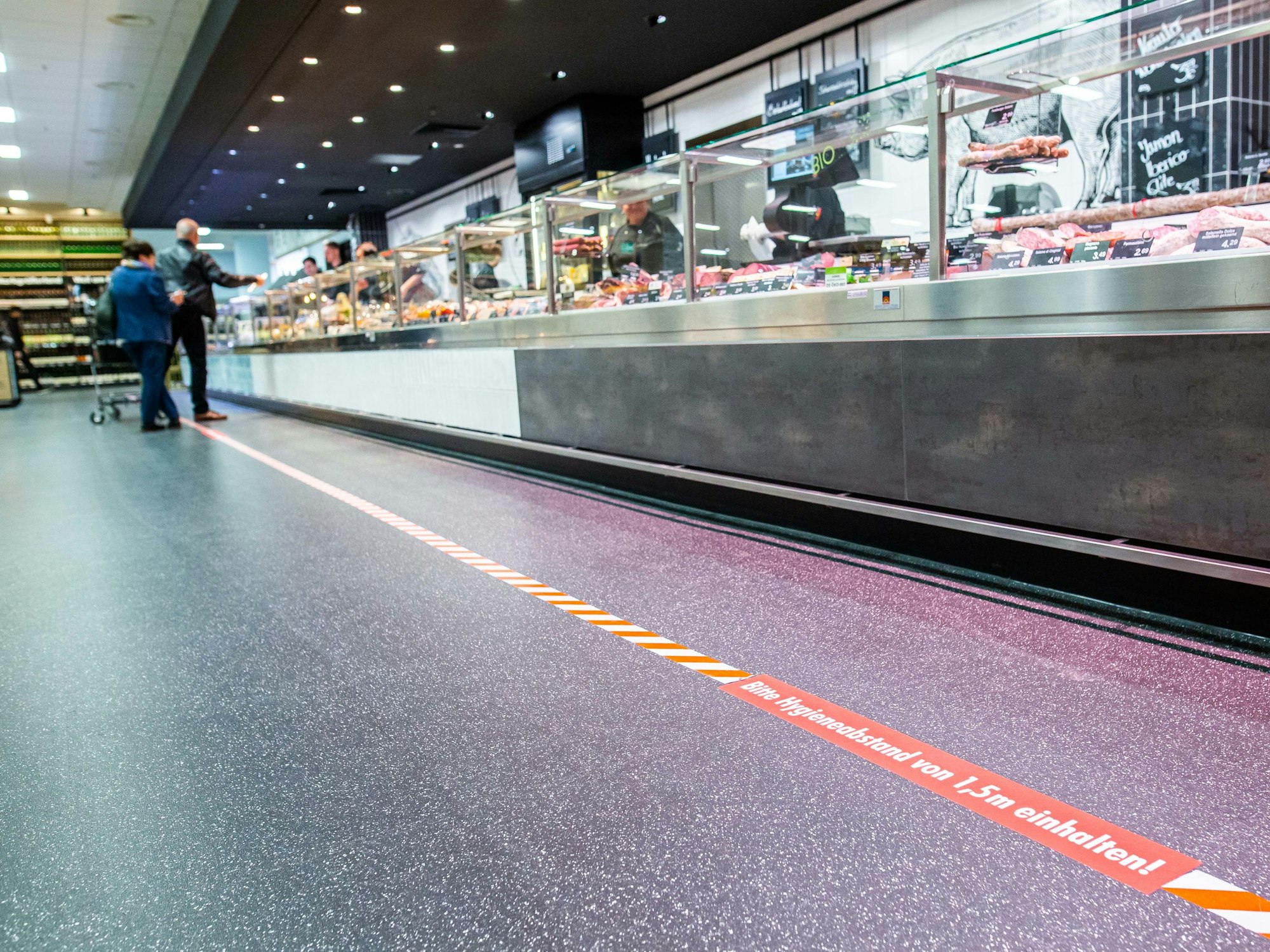 Blick auf die Fleisch- und Wursttheke eines Supermarktes in Rheinfelden (Archivbild vom März 2020).