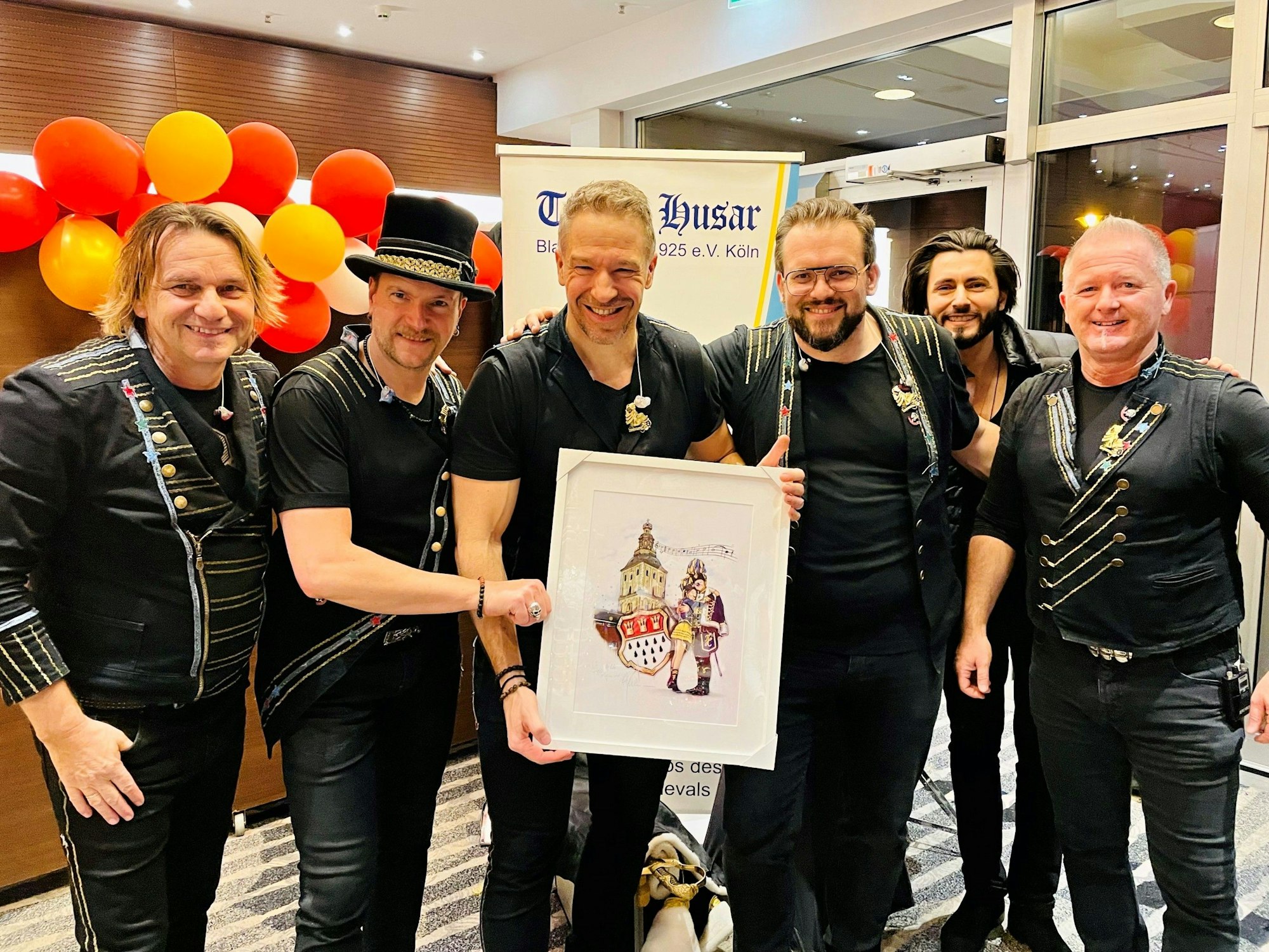 Die Höhner mit einem Gemälde zum 50. Geburtstag der Band.
