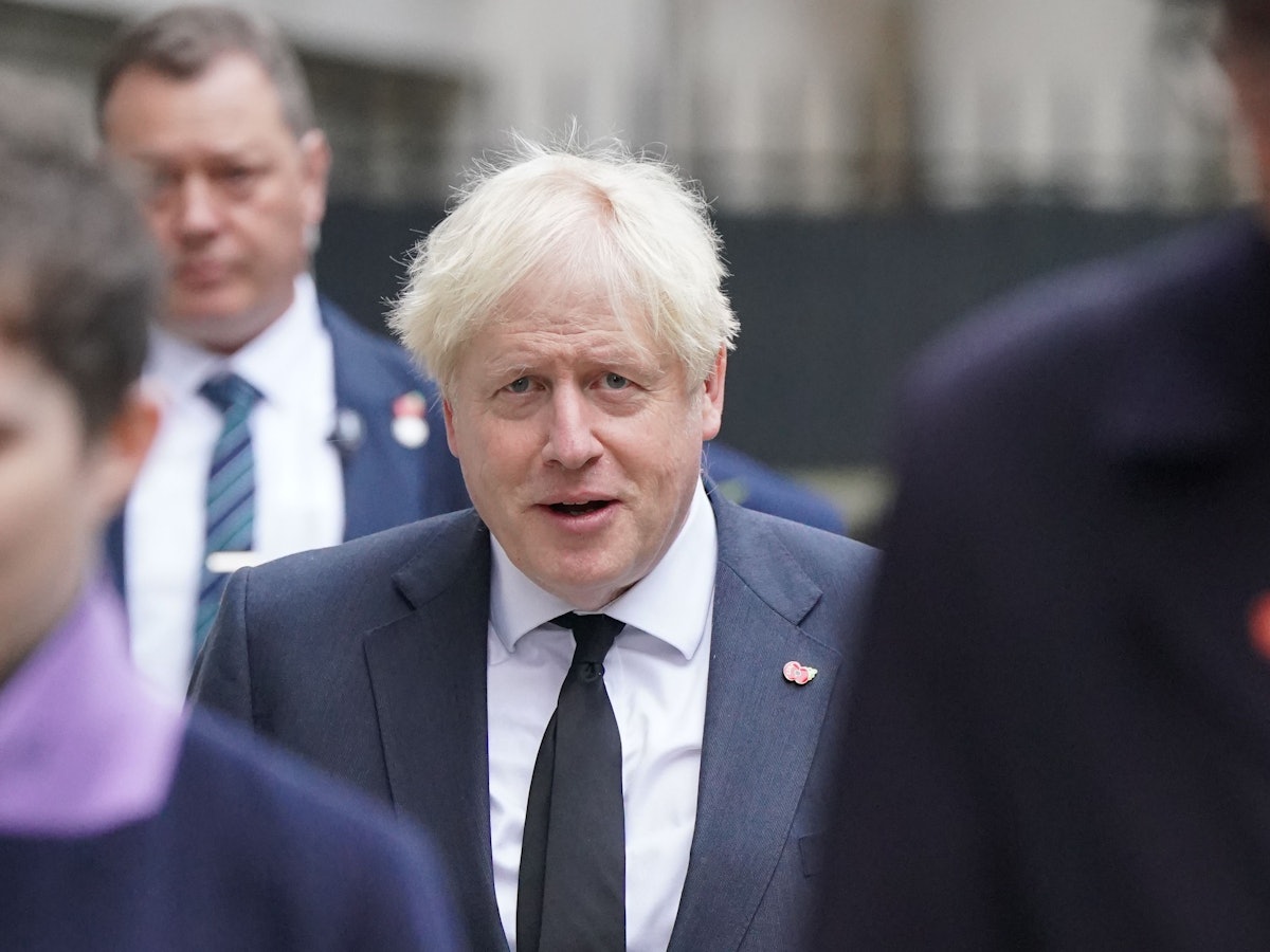 Boris Johnson, Ehemaliger Premierminister von Großbritannien, geht die Downing Street entlang.