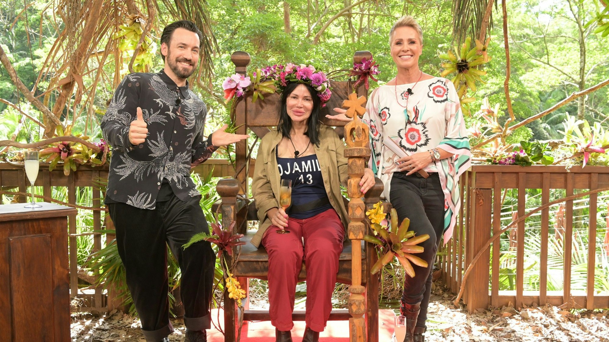 Djamila Rowe ist Dschungelkönigin 2023! Die beiden Moderatoren Sonja Zietlow und Jan Köppen freuen sich mit ihr.