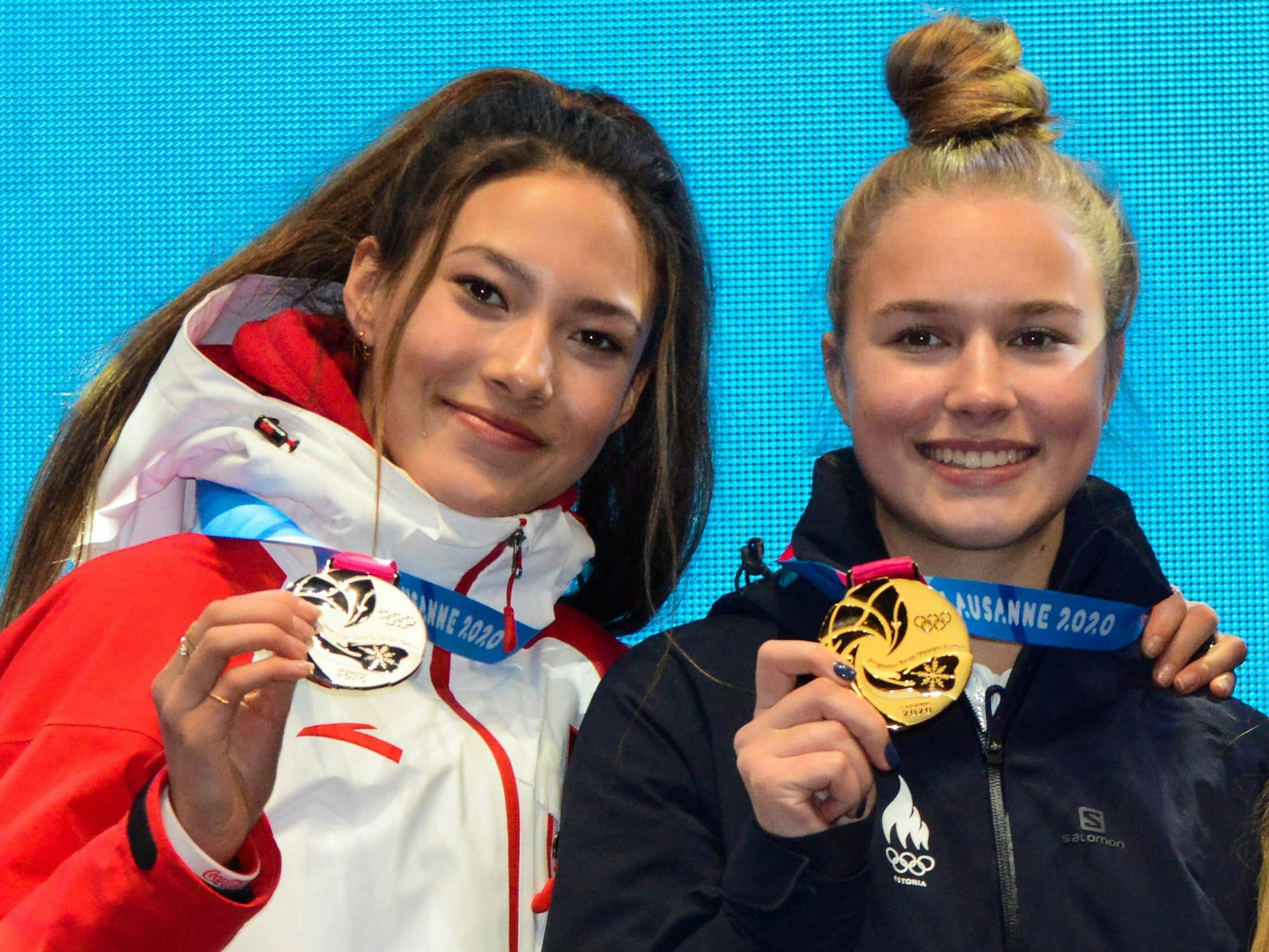 Eileen Gu und Kelly Sildaru auf dem Siegertreppchen beim Freestyle-Ski.