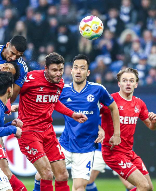 Davie Selke und Jonas Hector steigen für den 1. FC Köln gegen Schalke 04 zum Kopfball hoch.
