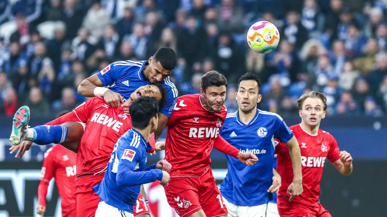 Davie Selke und Jonas Hector steigen für den 1. FC Köln gegen Schalke 04 zum Kopfball hoch.