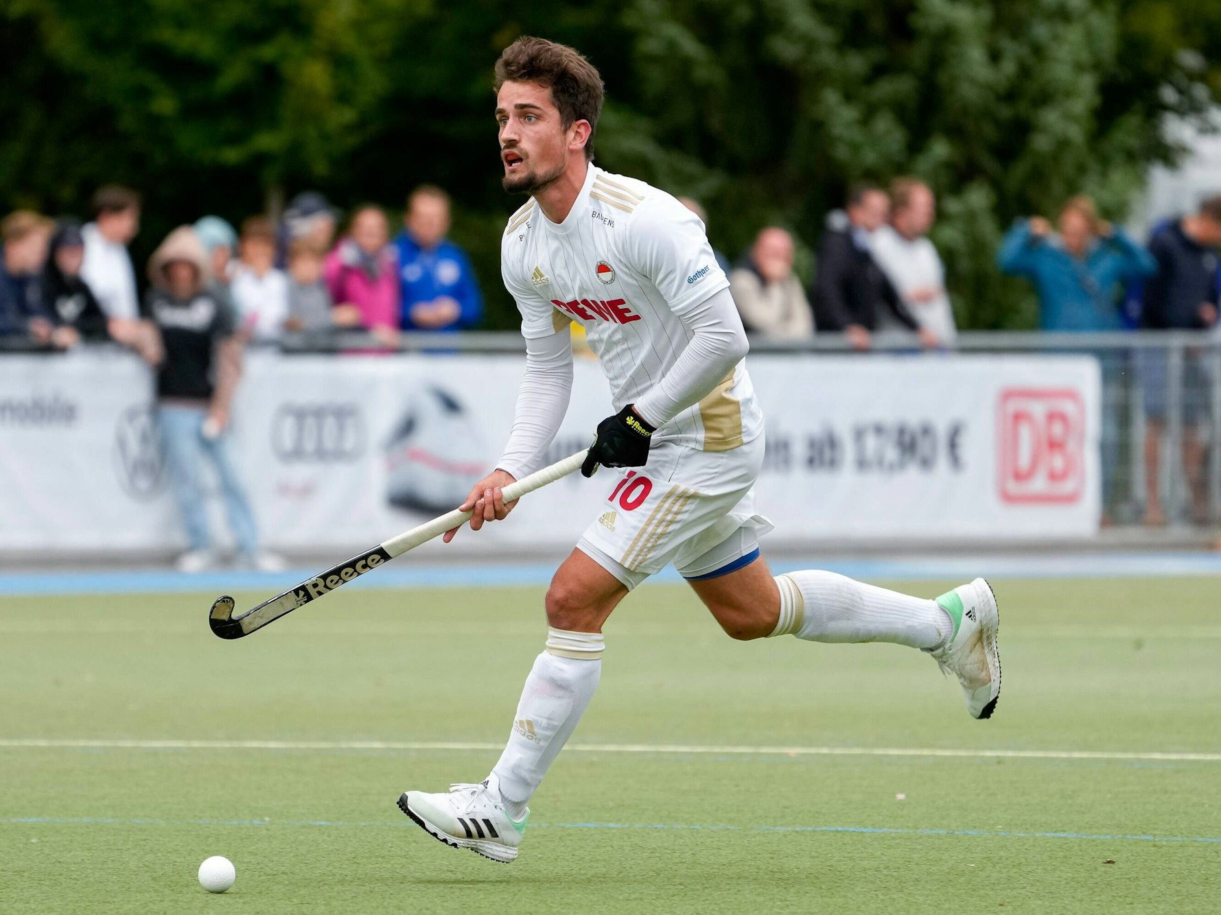 Moritz Trompertz läuft beim Spiel gegen den Mannheimer HC mit dem Ball.