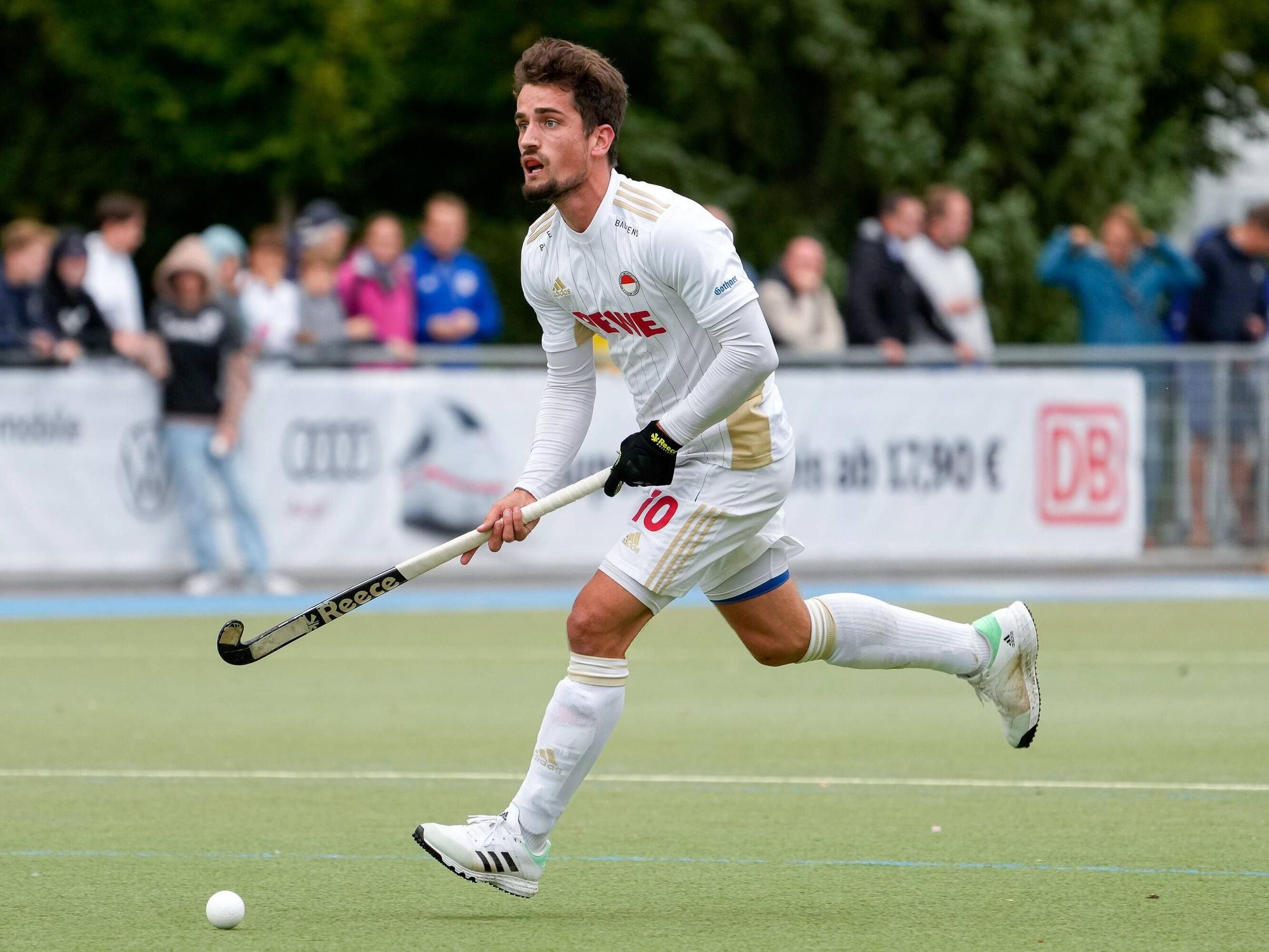 Moritz Trompertz läuft beim Spiel gegen den Mannheimer HC mit dem Ball.