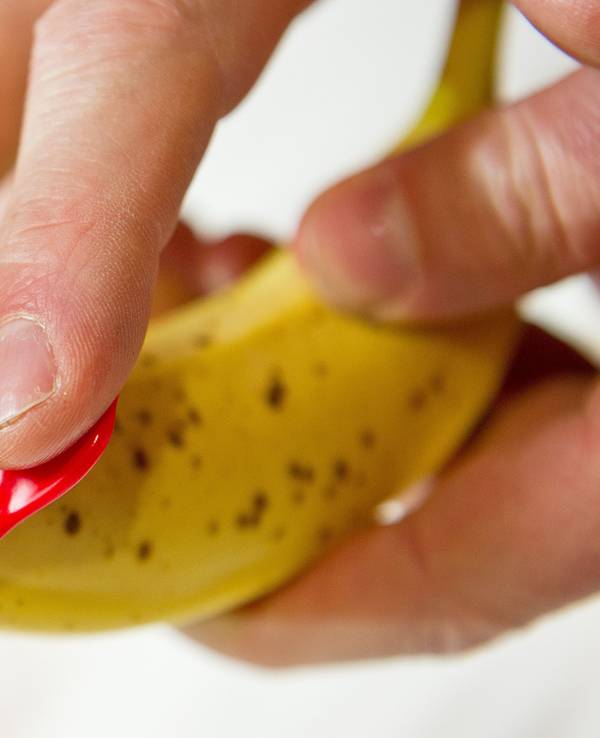 Das Foto aus dem Jahr 2014 zeigt eine Banane, über die ein Kondom gezogen wird.