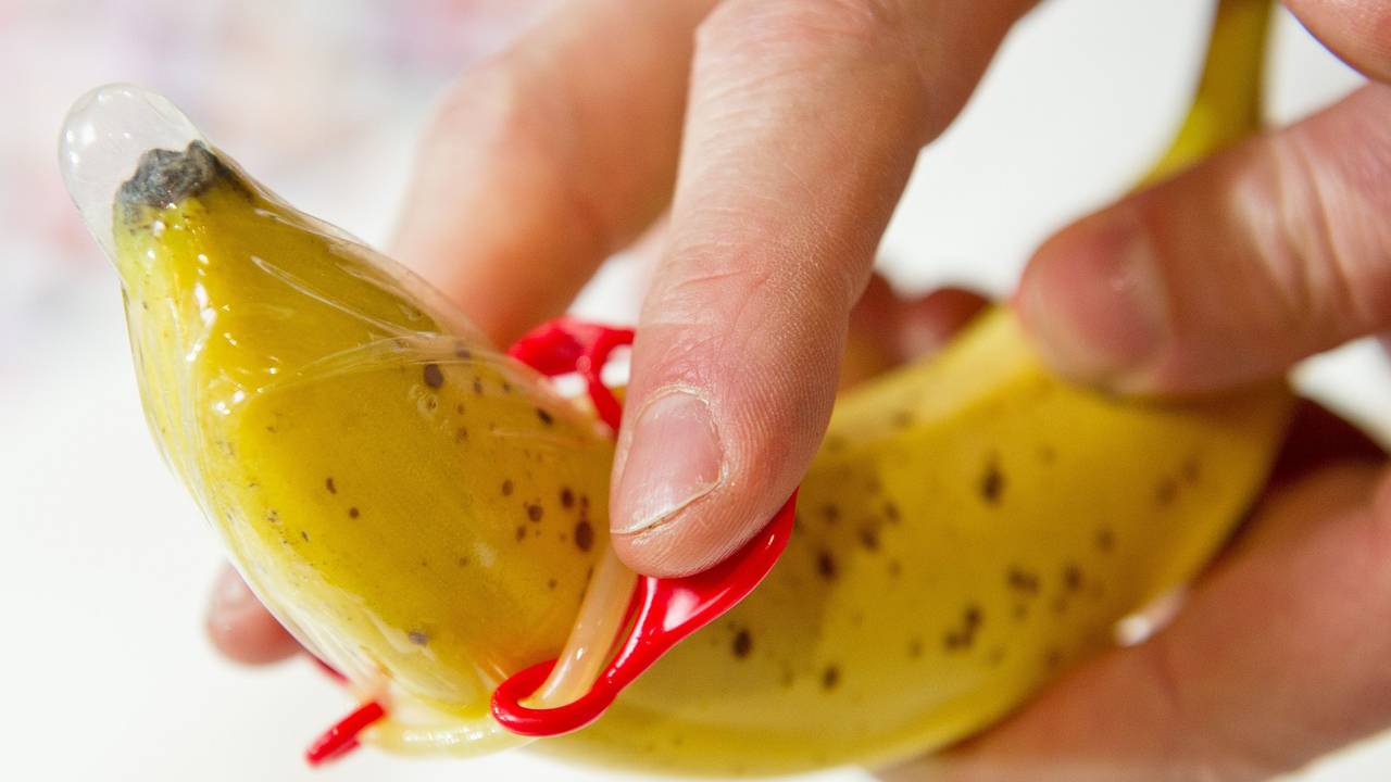 Das Foto aus dem Jahr 2014 zeigt eine Banane, über die ein Kondom gezogen wird.