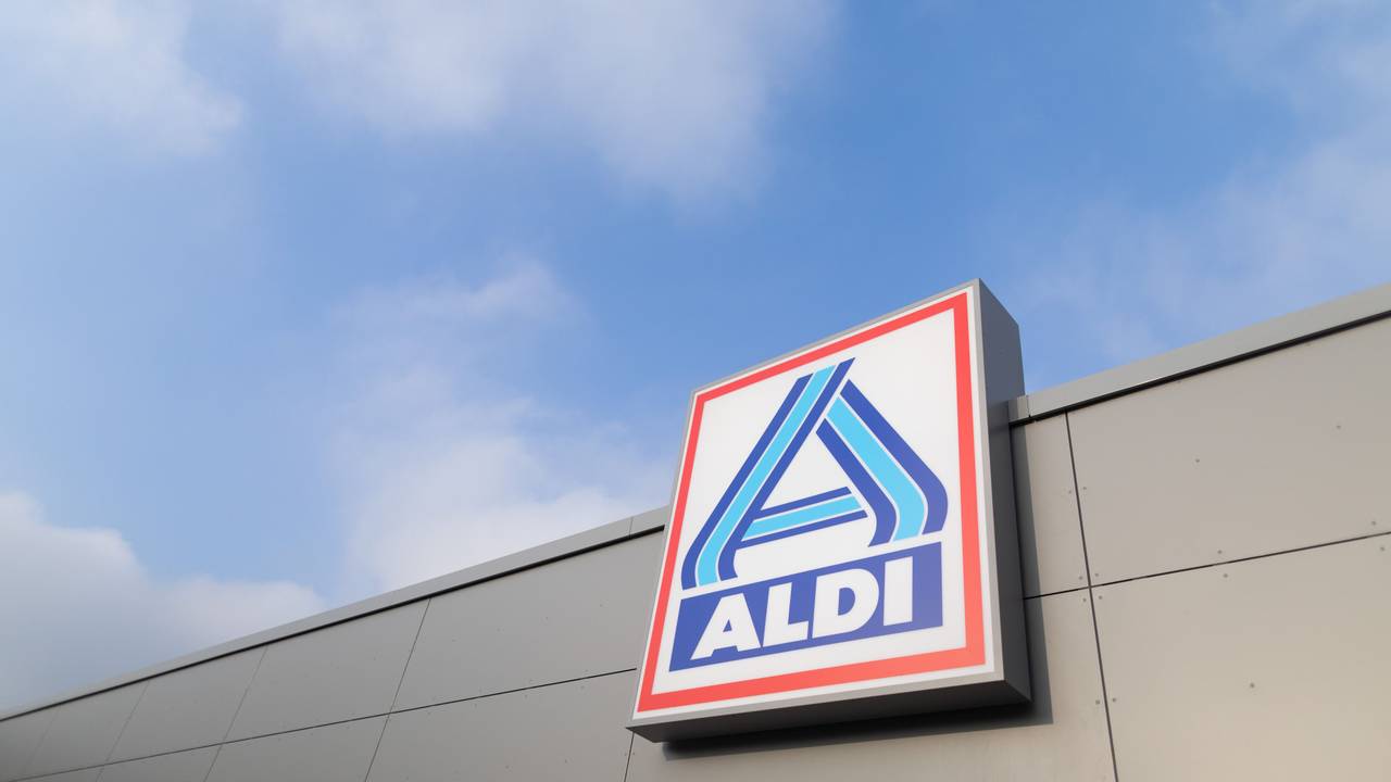 Blick auf ein Firmen-Logo am „neuen ältesten Aldi Markt“ in Essen.
