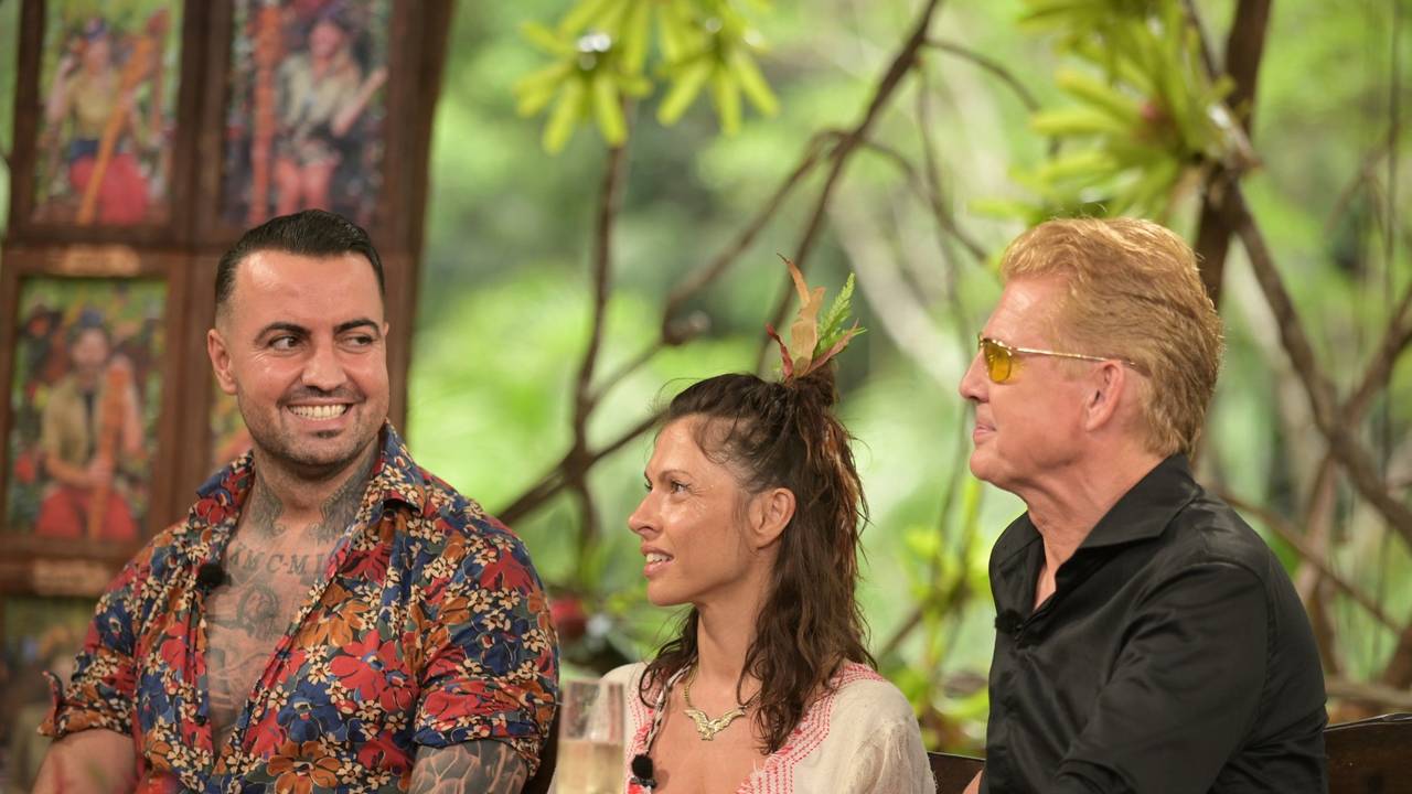 Cosimo Citiolo (l.), Jana Pallaske und Markus Mörl beim „großen Wiedersehen“ zum Dschungelcamp 2023.
