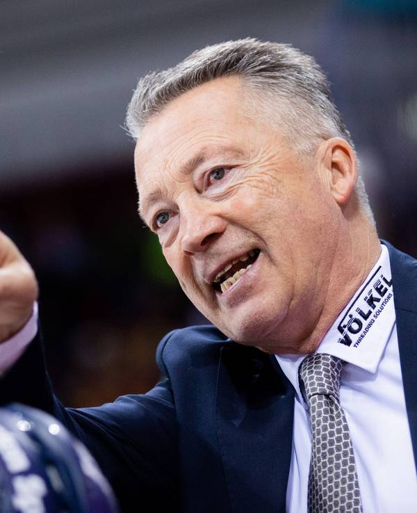 Harold Kreis gestikuliert bei einem Eishockey-Spiel in der DEL
