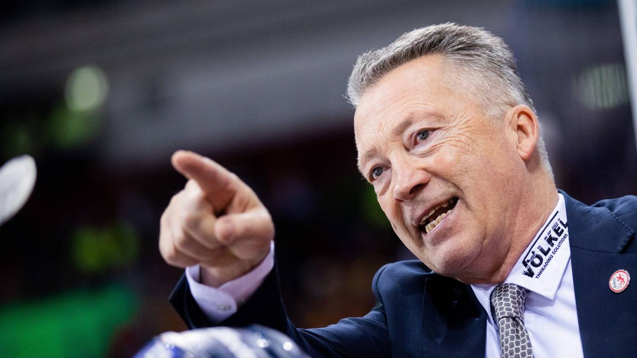 Harold Kreis gestikuliert bei einem Eishockey-Spiel in der DEL