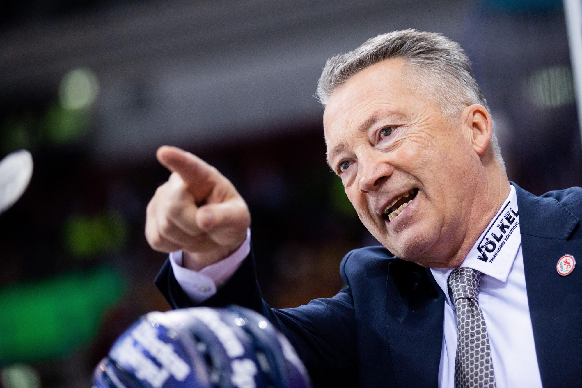 Harold Kreis gestikuliert bei einem Eishockey-Spiel in der DEL