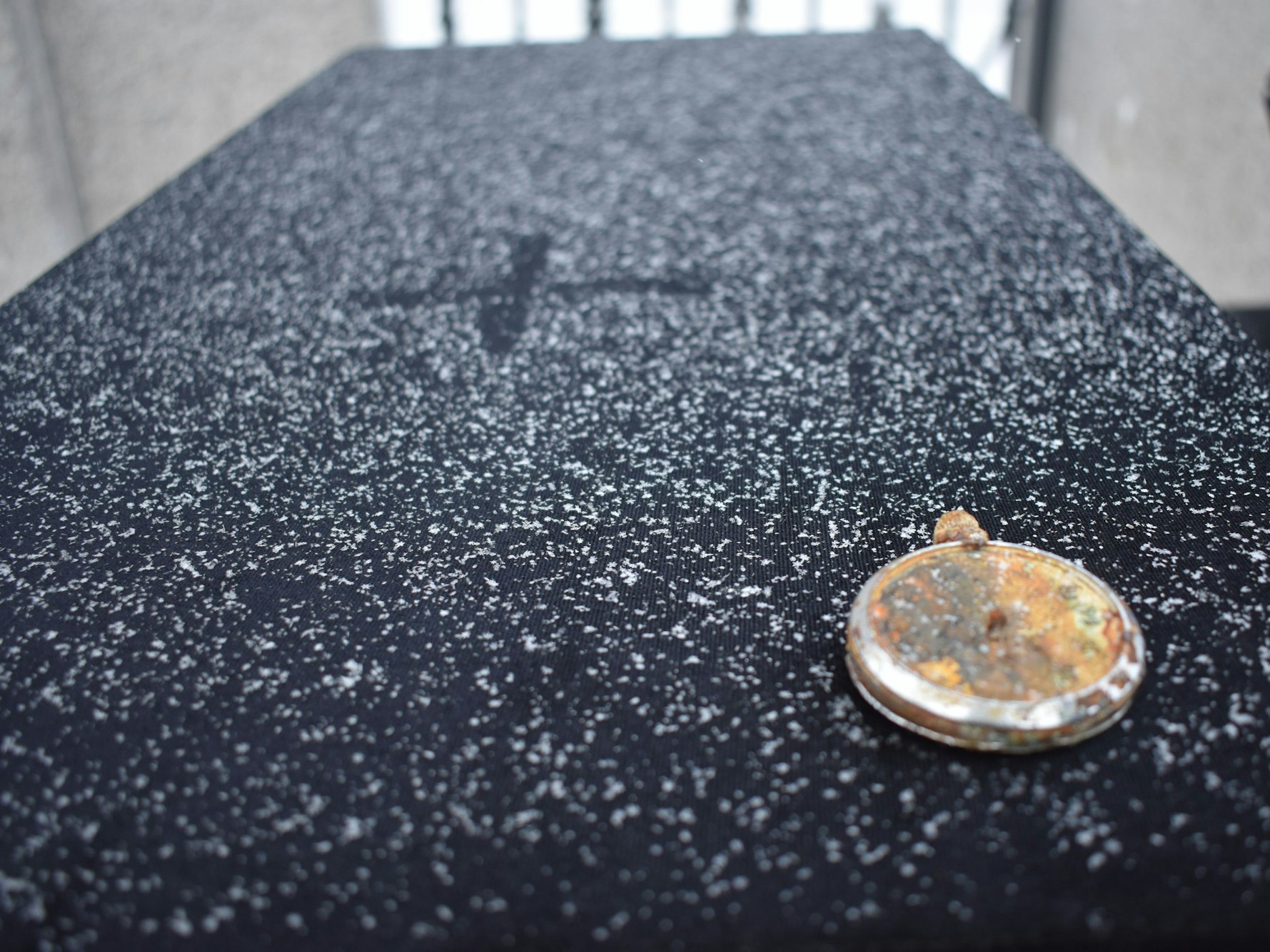 Eine Uhr liegt auf dem Sarg eines im Zweiten Weltkrieg gefallenen deutschen Soldaten.