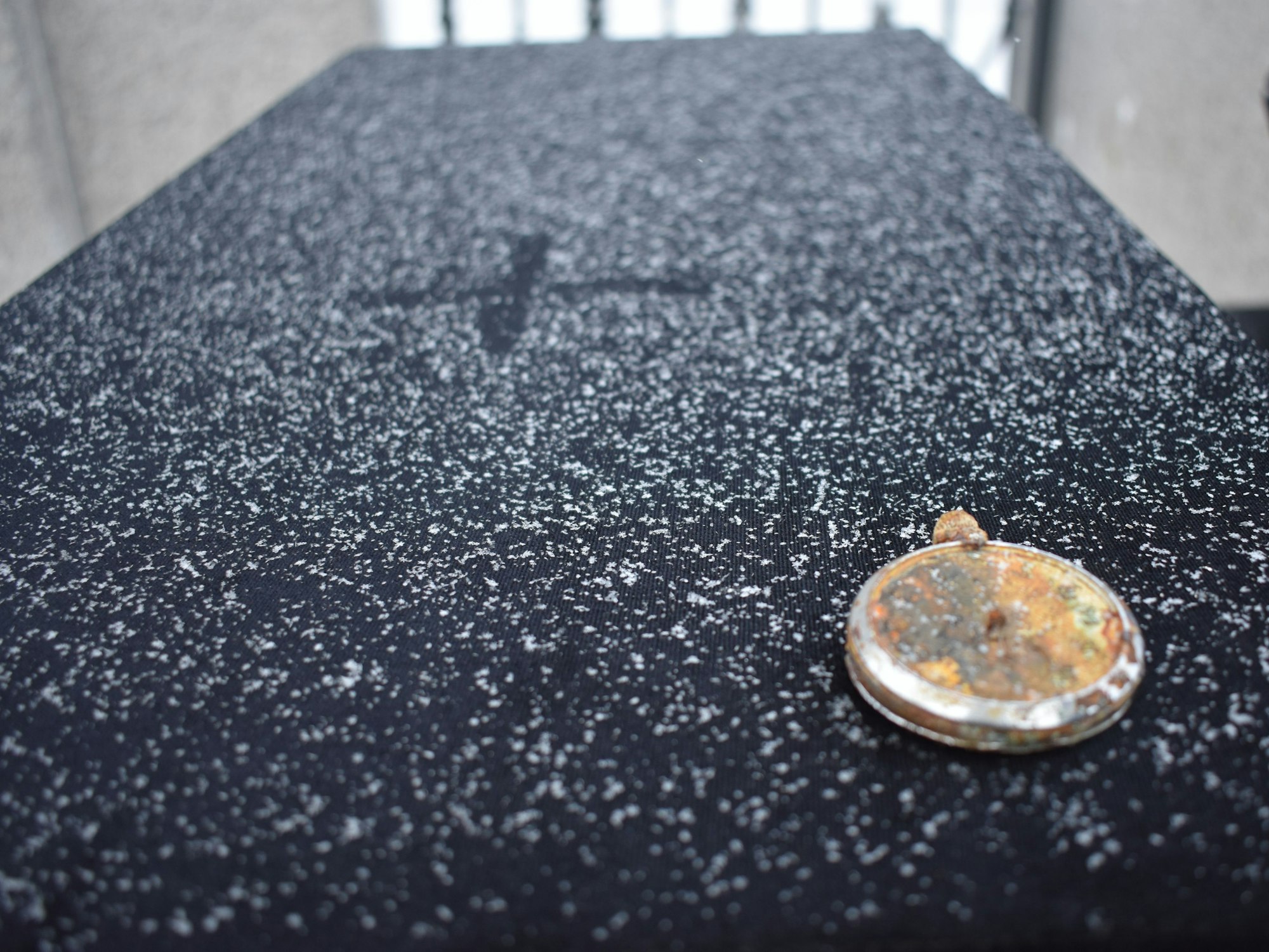 Eine Uhr liegt auf dem Sarg eines im Zweiten Weltkrieg gefallenen deutschen Soldaten.