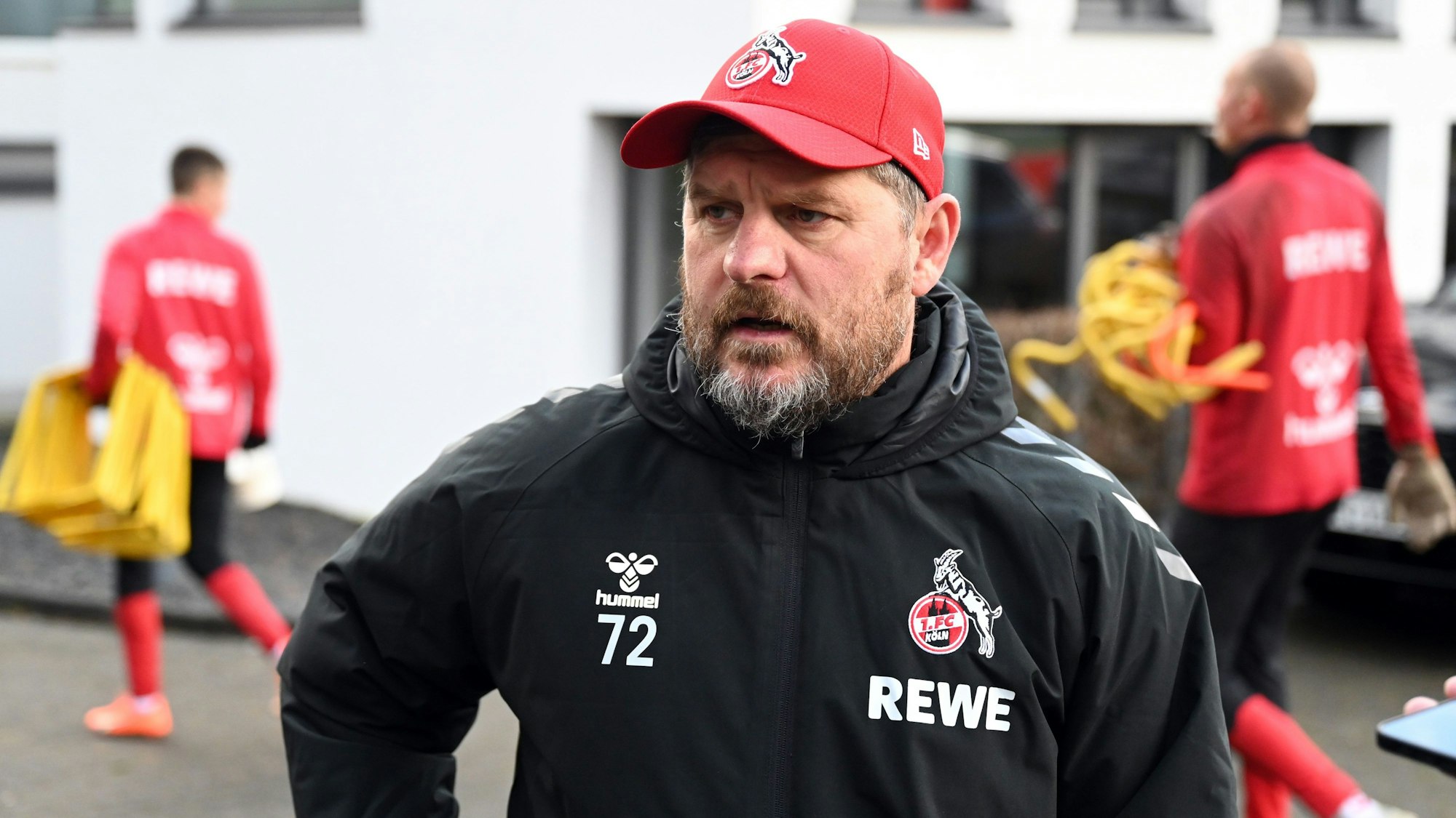 Steffen Baumgart spricht nach dem Training des 1. FC Köln mit Medienvertretern.